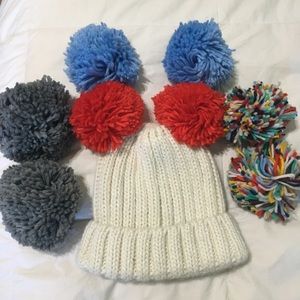 Women’s Aerie Winter Hat with changeable Poofs!